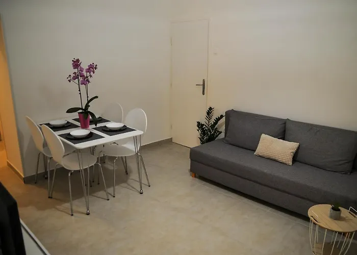Apartman Gulliver In The Center, 10 Meters From The Sea With Private Parking In Natural Shade