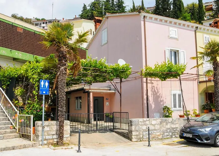 Apartman Gulliver In The Center, 10 Meters From The Sea With Private Parking In Natural Shade