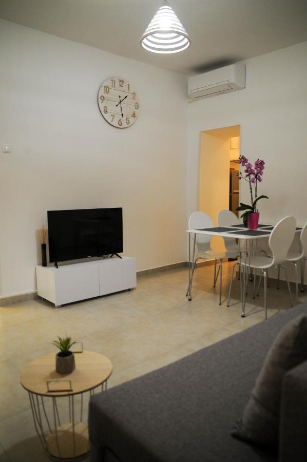 Gulliver In The Center, 10 Meters From The Sea With Private Parking In Natural Shade * Rabac