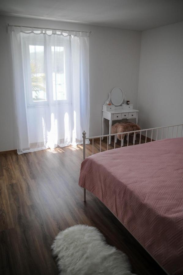 Apartment Gulliver In The Center, 10 Meters From The Sea With Private Parking In Natural Shade