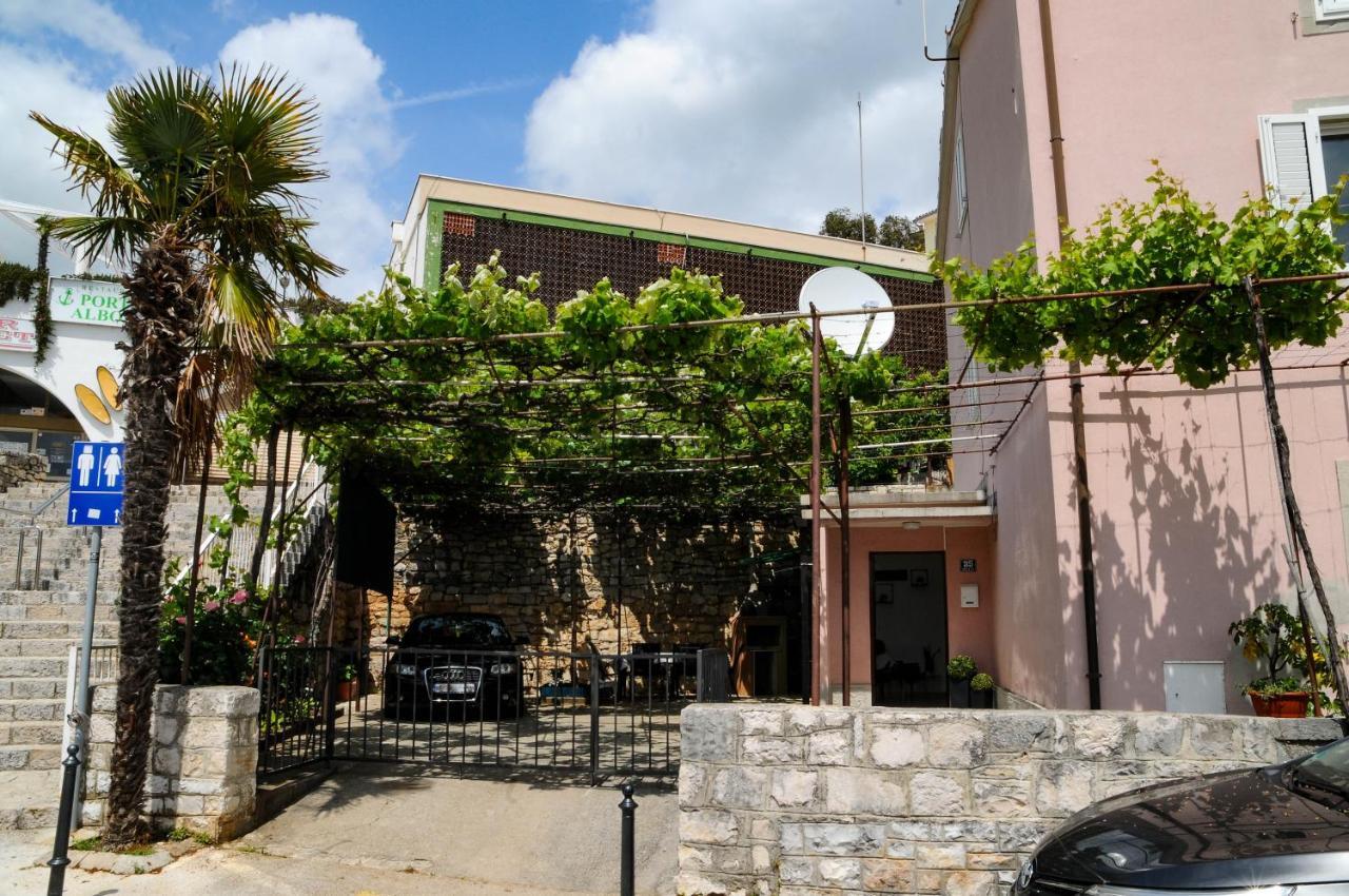 Gulliver In The Center, 10 Meters From The Sea With Private Parking In Natural Shade * Rabac